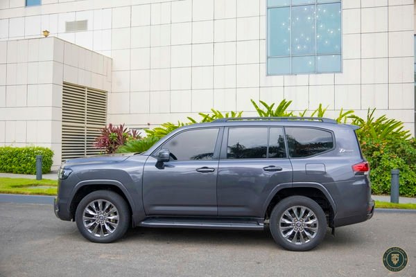 Toyota Land Cruiser angle 2
